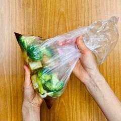 ブロッコリーを小房に分ける。茎とちくわは食べやすい大きさに切る。(a)を合わせ、10分程漬け込む。