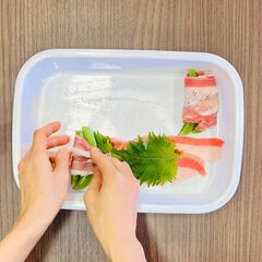 豚肉を少しずらし、2枚重ねて広げ(a)を塗る。その上に、大葉2枚、スナップエンドウ2本をのせ、端から巻く。