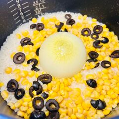 炊飯器に洗った米と①、(a)を入れて炊く。