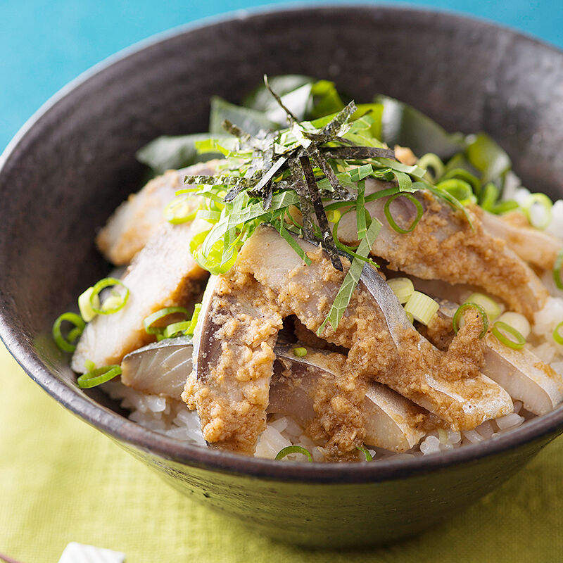 しめさばのごままみれ丼