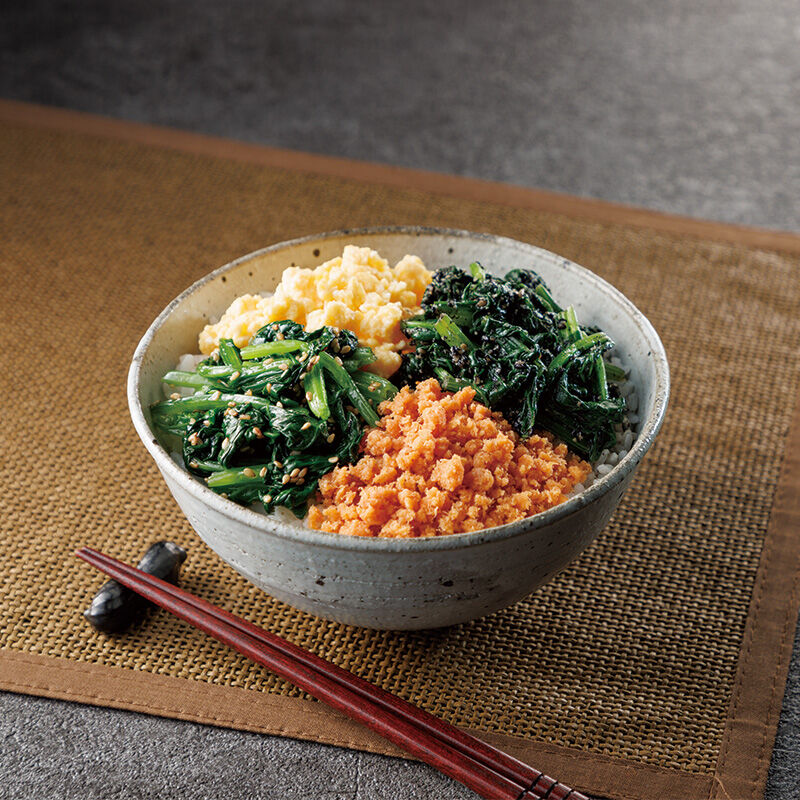 ほうれん草が主役！彩り丼