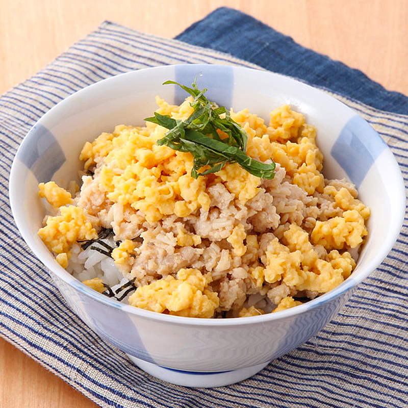 鶏そぼろとみそ味炒り卵丼